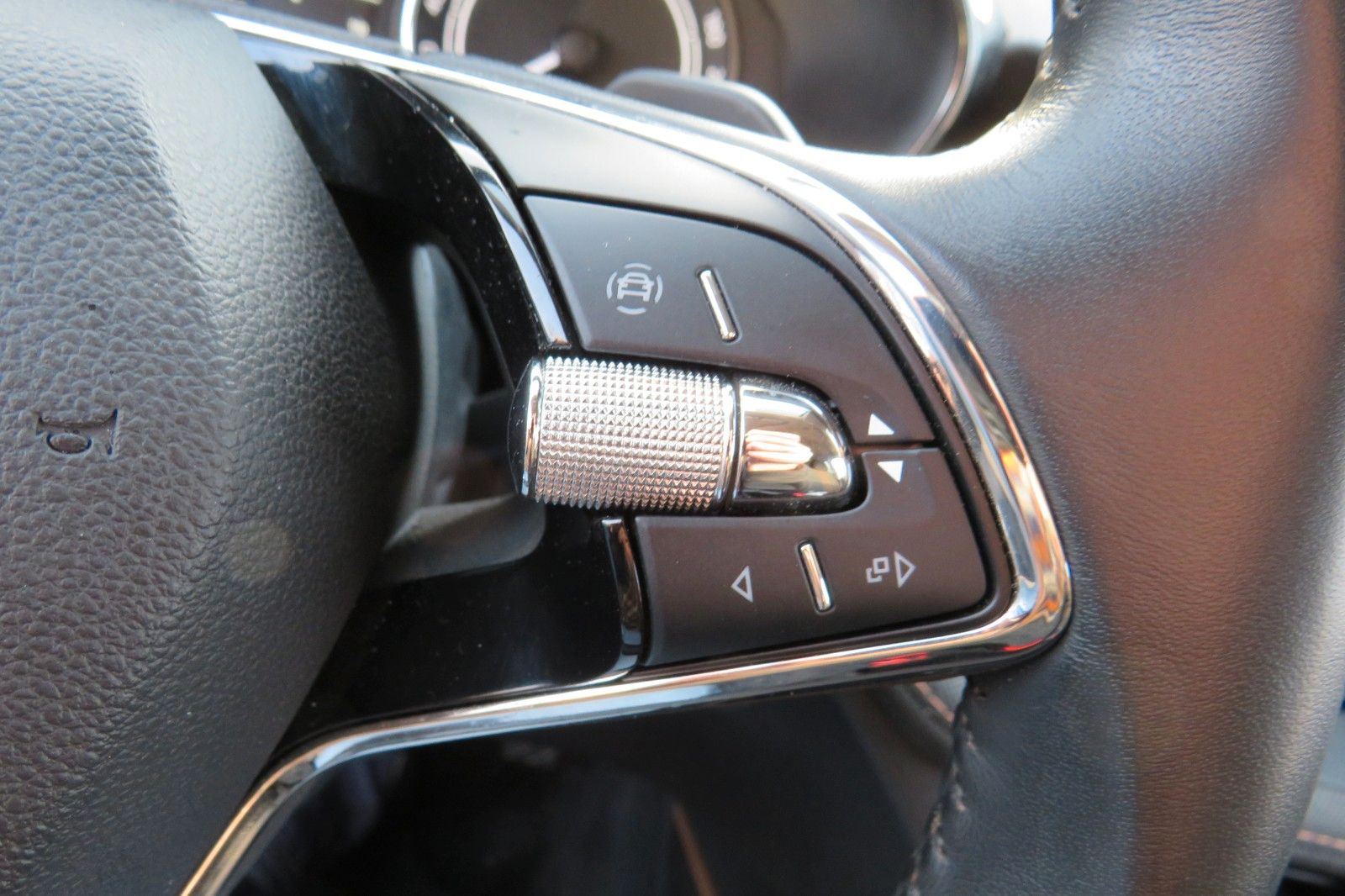 Fahrzeugabbildung SKODA Fabia SPORT DSG 17`SCHWARZ KESSY BI-LED PDC 1.H