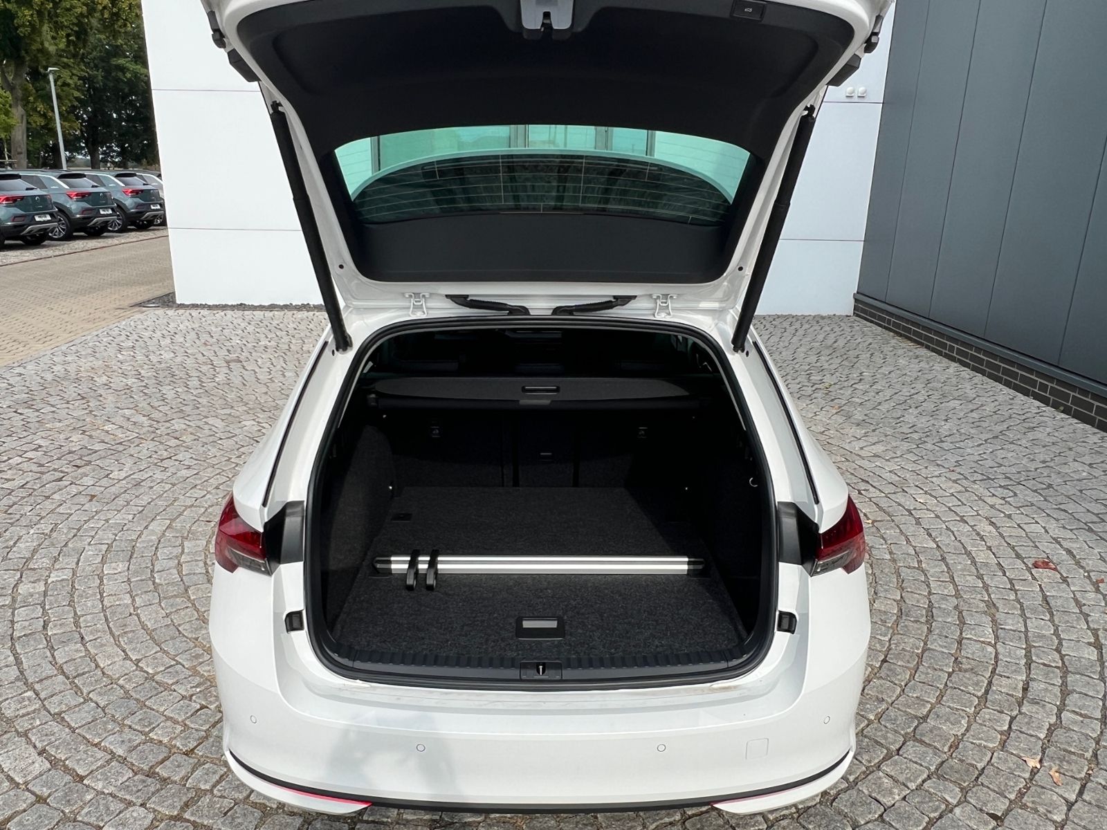 Fahrzeugabbildung SKODA Octavia Combi TOUR 2.0 TDI DSG *AHK, Travel Assi