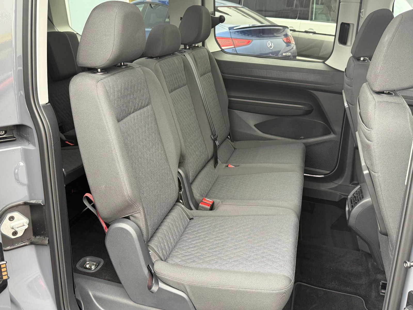 Fahrzeugabbildung Volkswagen Caddy Edition Maxi 7-Sitzer ACC AHK LED Pano Kam