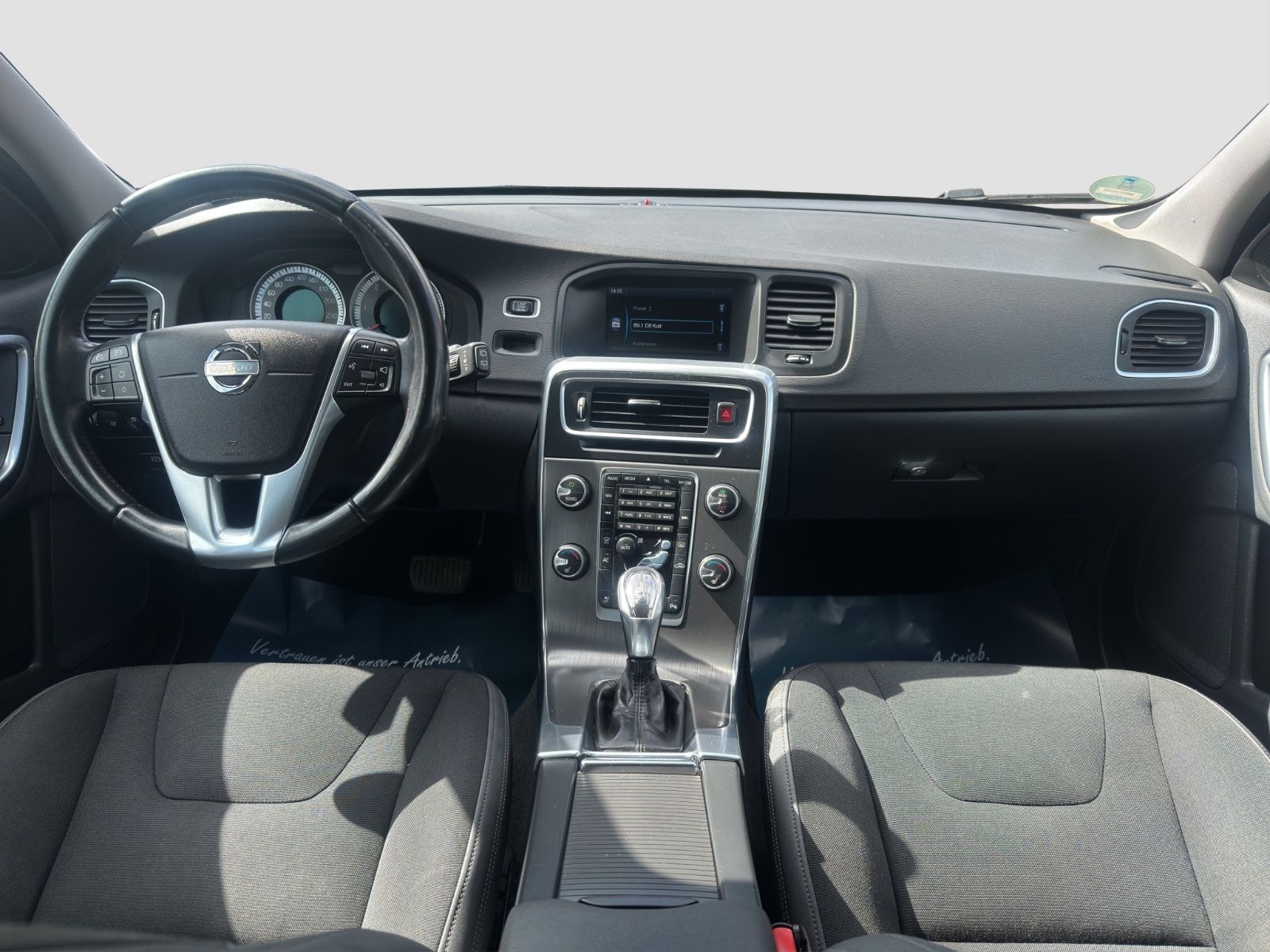 Fahrzeugabbildung Volvo V60 Kombi Momentum/Bi-Xen-./AHK/Temp./Navi/PDC