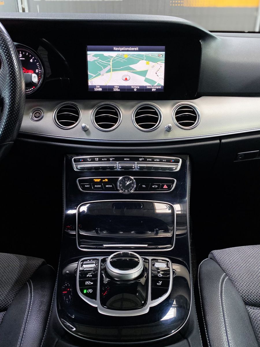 Fahrzeugabbildung Mercedes-Benz E 220 d Avantgarde#MBeam#Kamera#Ambiente#Navi