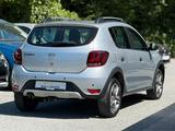 Dacia Sandero Stepway II Essentiel NAVI*AHK*CAM - silberne Dacia Sandero