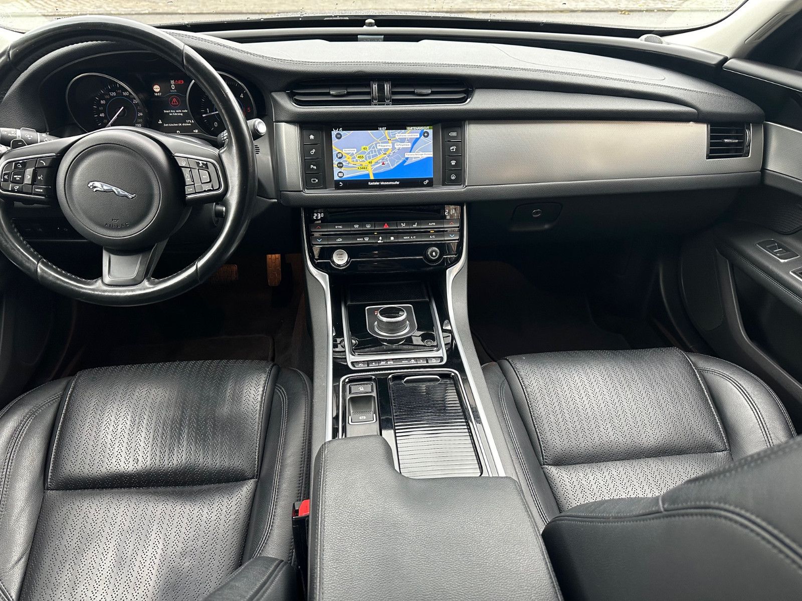 Fahrzeugabbildung Jaguar XF PRESTIGE*MOD.2017+PANO+LEDER*