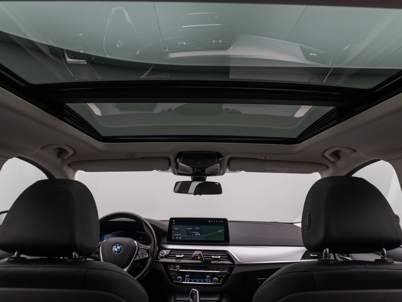 Fahrzeugabbildung BMW 530d Panorama Kamera HUD DAB Alarm AHK Sport