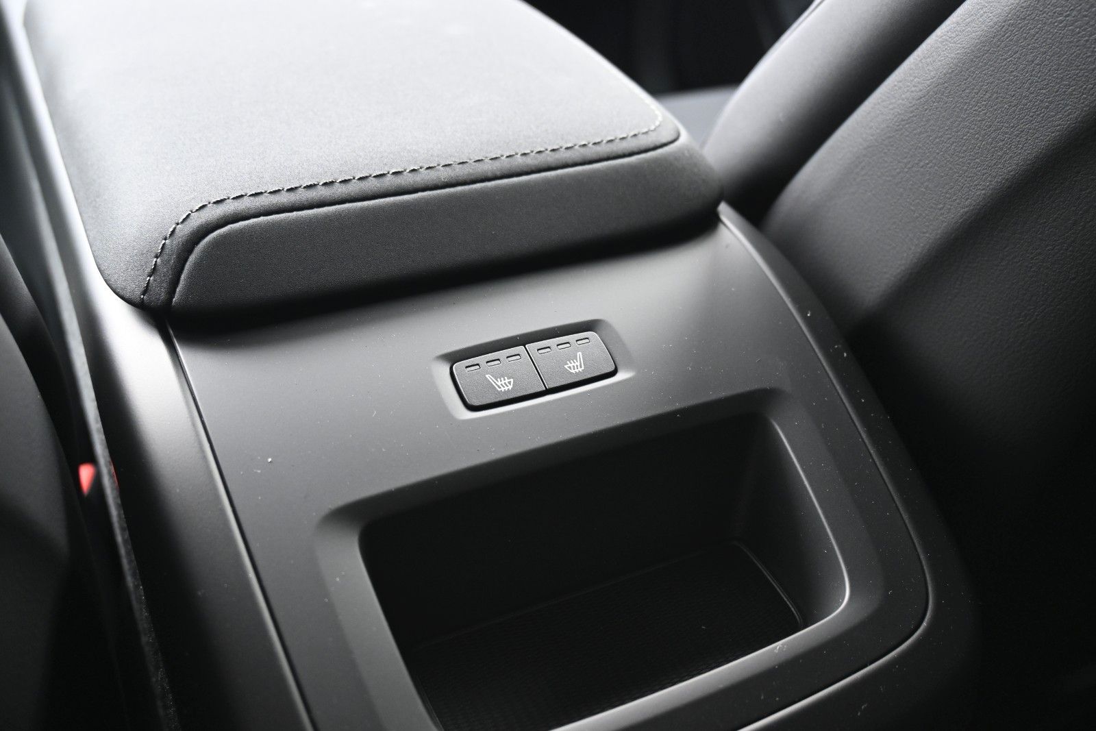 Fahrzeugabbildung Volvo XC60 B5 AWD Plus Dark*FSHZG*360°*ACC*AHK