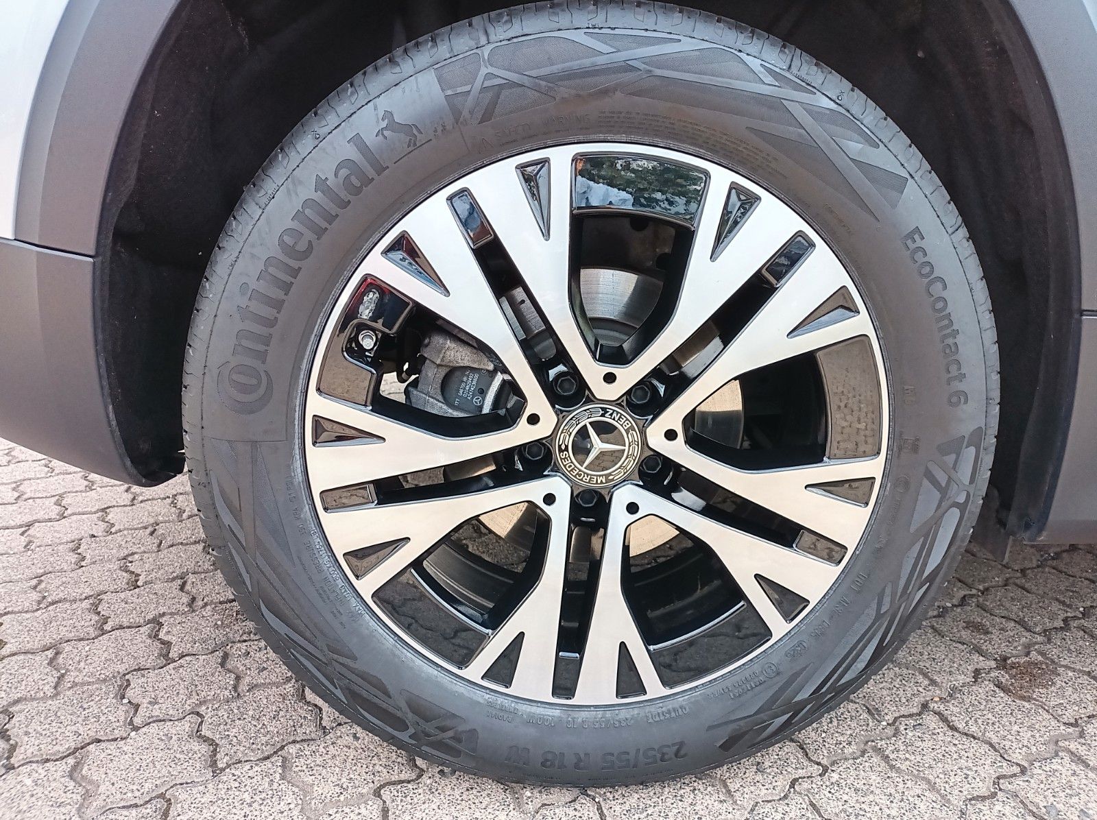 Fahrzeugabbildung Mercedes-Benz GLB 200+DISTRONICPLUS+PANO+AHK+SH+NIGHTPAKET++++