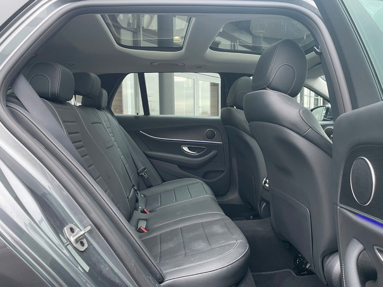 Fahrzeugabbildung Mercedes-Benz E 220 d T Pano+Ambiente+Distr+360°+Comand+DAB