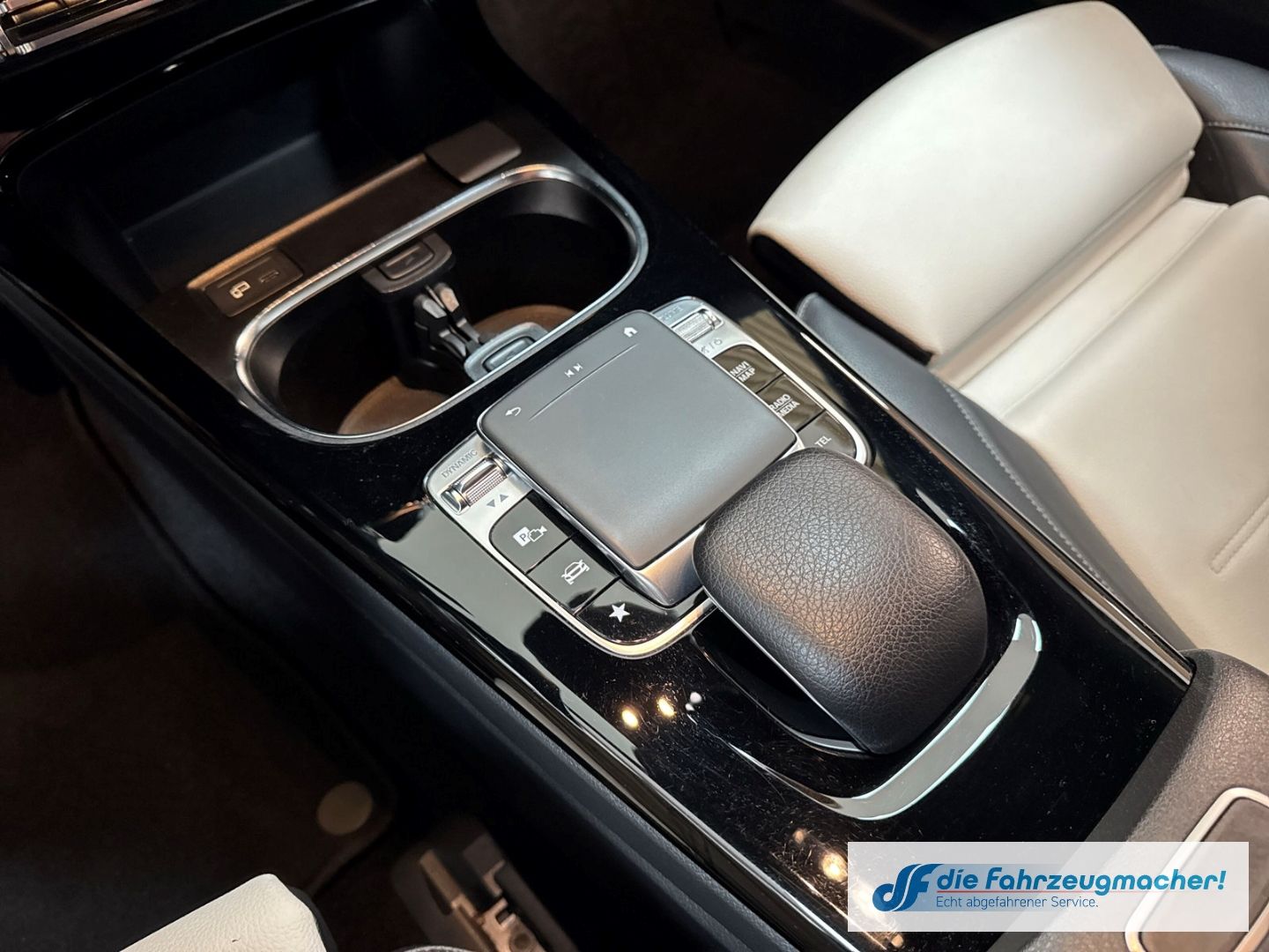 Fahrzeugabbildung Mercedes-Benz A 250 AMG Sportpaket HUD Navi Digitales Cockpit