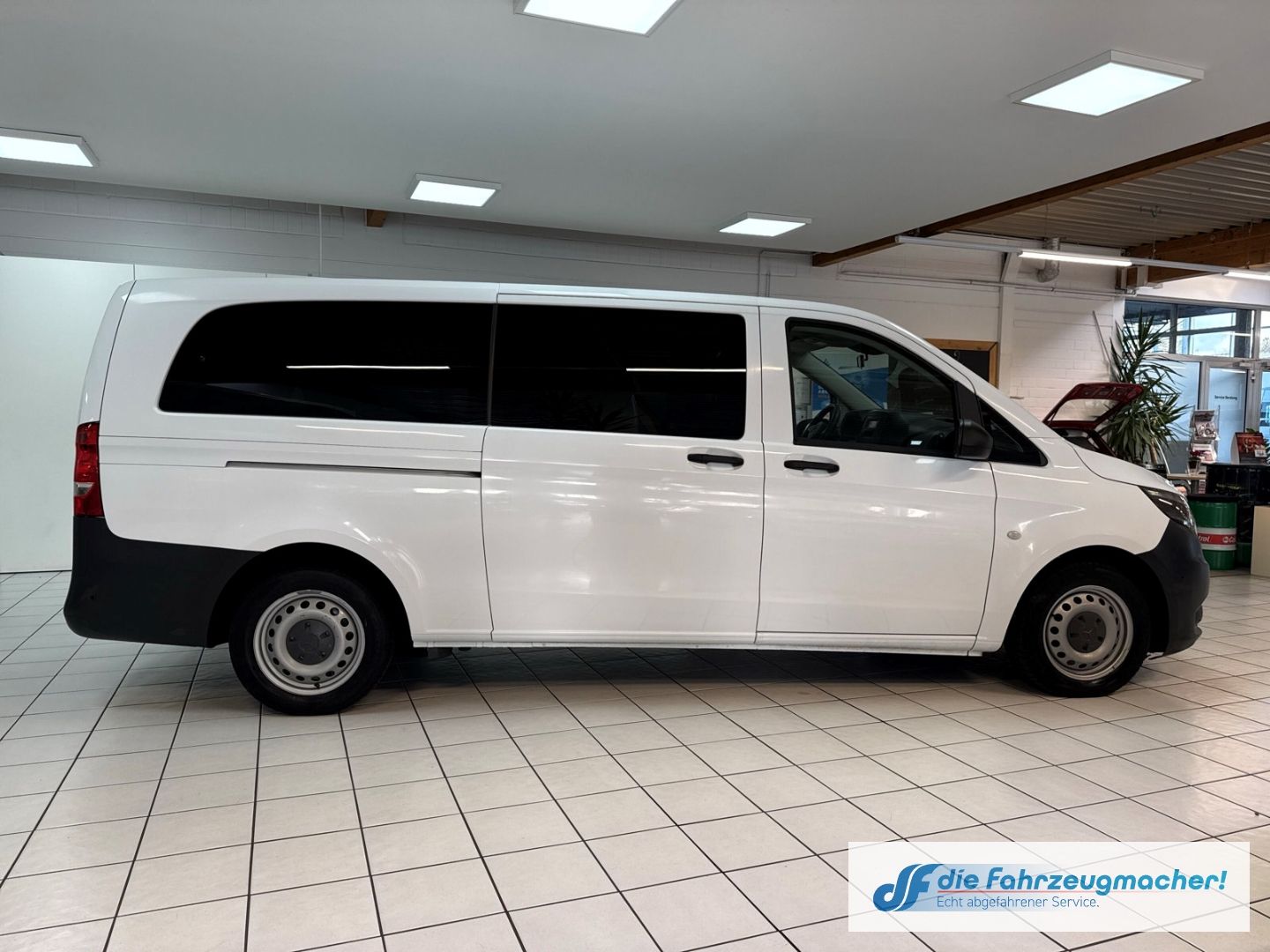 Fahrzeugabbildung Mercedes-Benz Vito Tourer 111CDI 9.Sitz. Extralang AHK Parklen