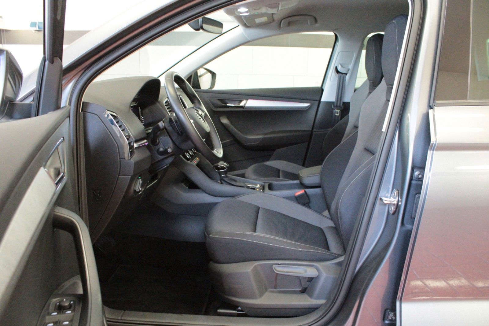 Fahrzeugabbildung SKODA Karoq 1.5l TSI ACT DSG TOUR  AHK schwenkbar