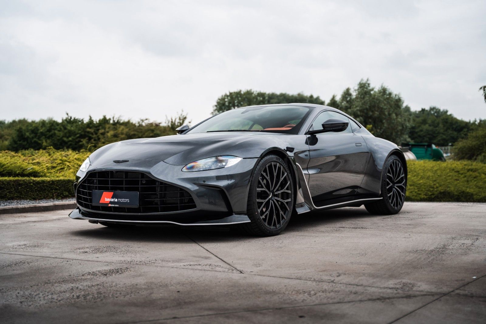 Aston Martin V12 Vantage Coupé /1 of 333/Xenon Grey/Oxide Red imagem 3