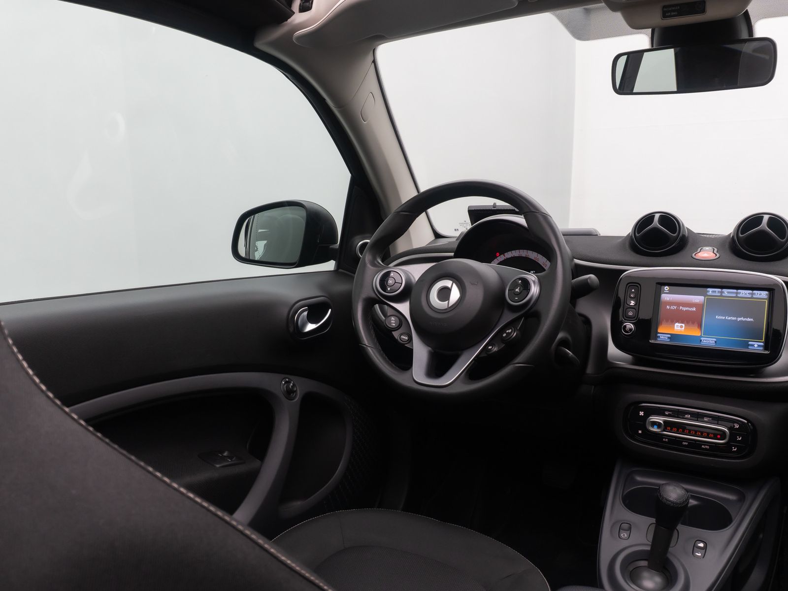 Fahrzeugabbildung Smart ForTwo Cabrio Tempomat Navi JBL Sitzhzng KlimaAT