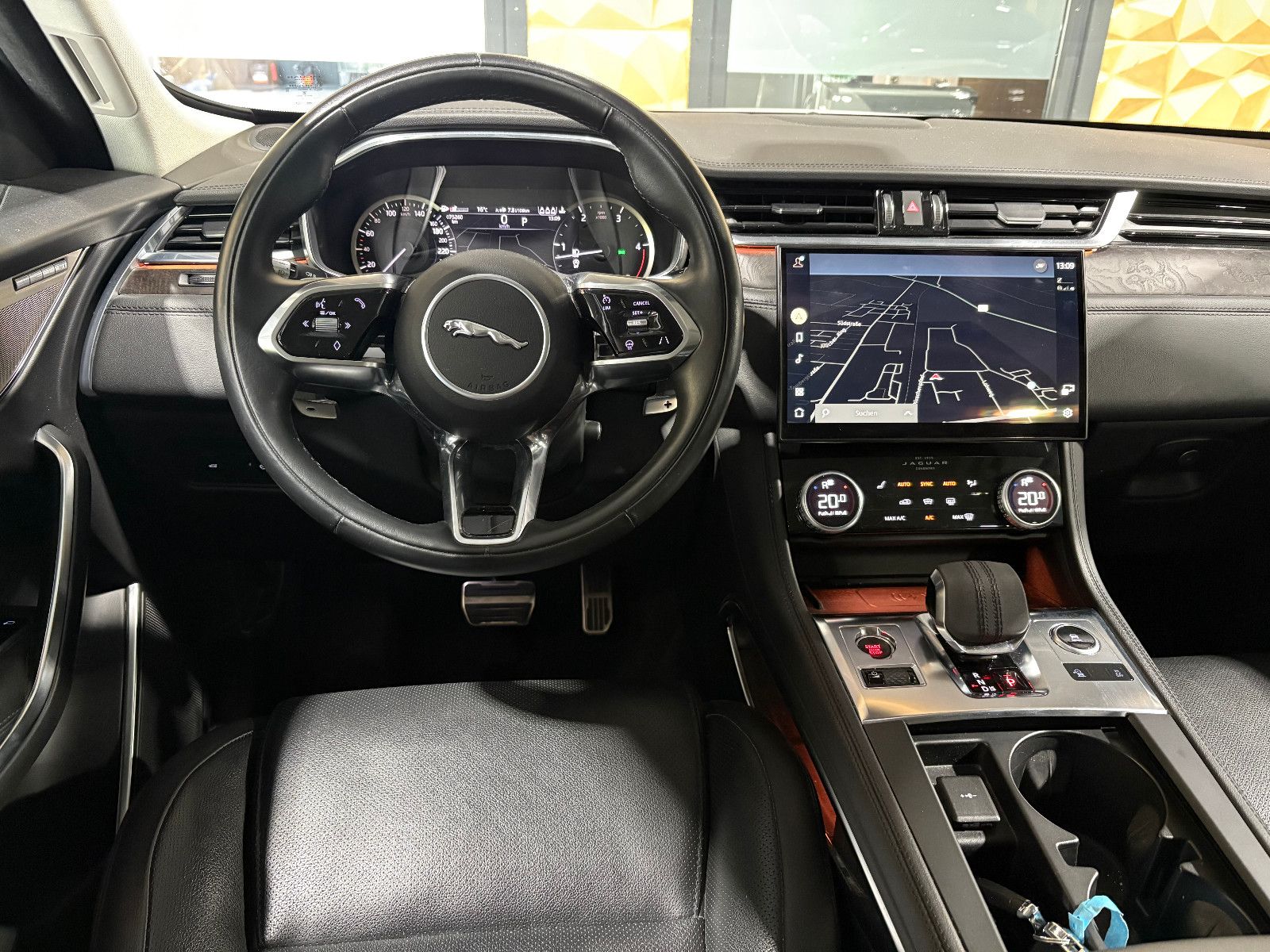 Fahrzeugabbildung Jaguar F-PACE SE AWD/D300/MEMORY/MASSAGE/APPLE/NAVI/KAM