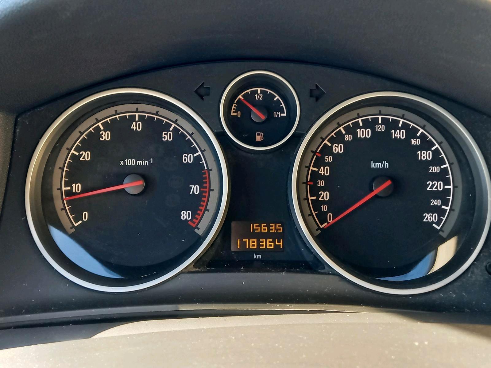 Opel Astra 2010 — photo 15