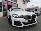 BMW 545 e xDrive M Sport PANO/HARMAN/SHZ/KAMERA/20" - weiße BMW 545