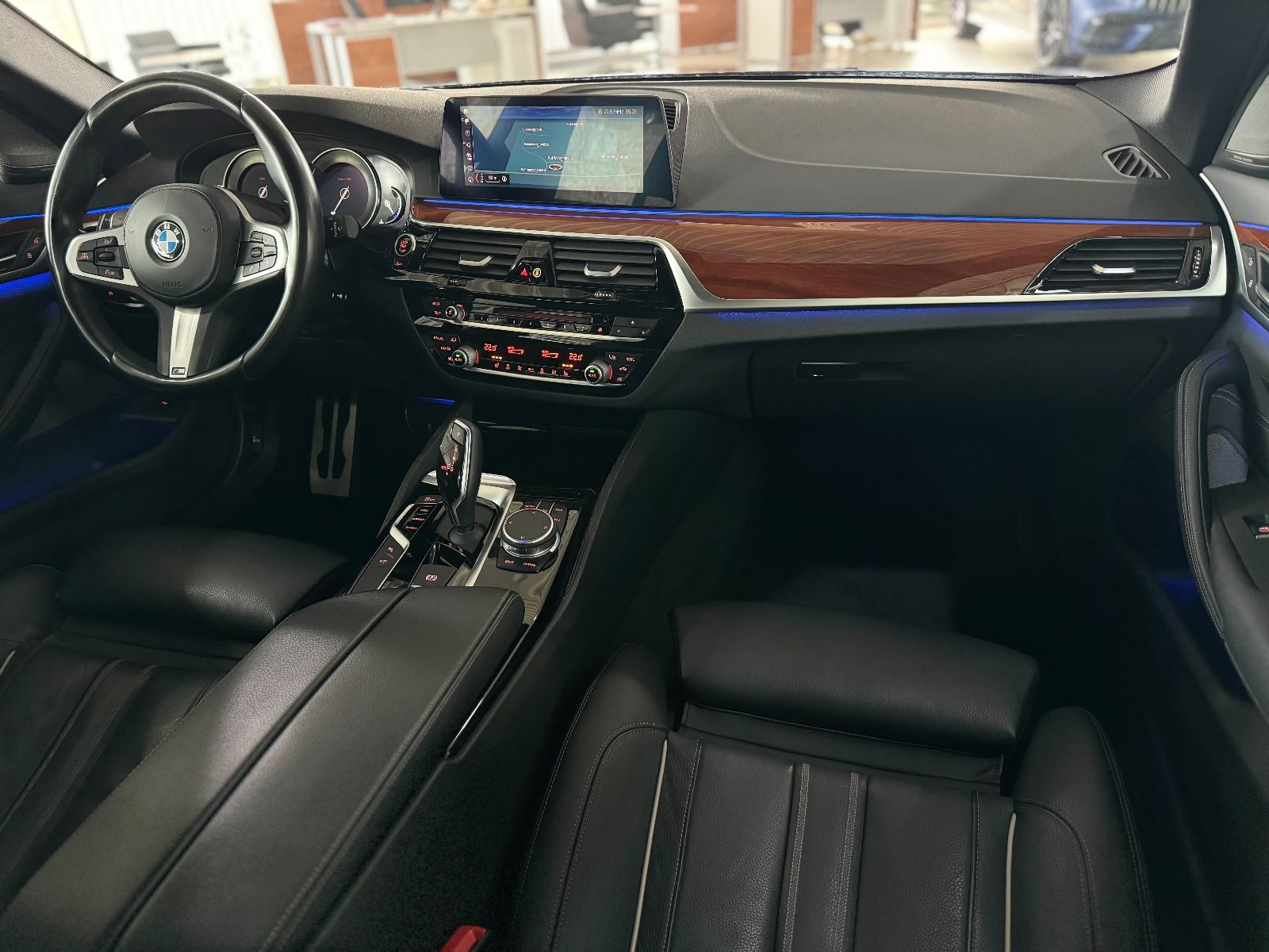 Fahrzeugabbildung BMW 520d M Sport Panorama 360° HUD H/K Komfort Alarm