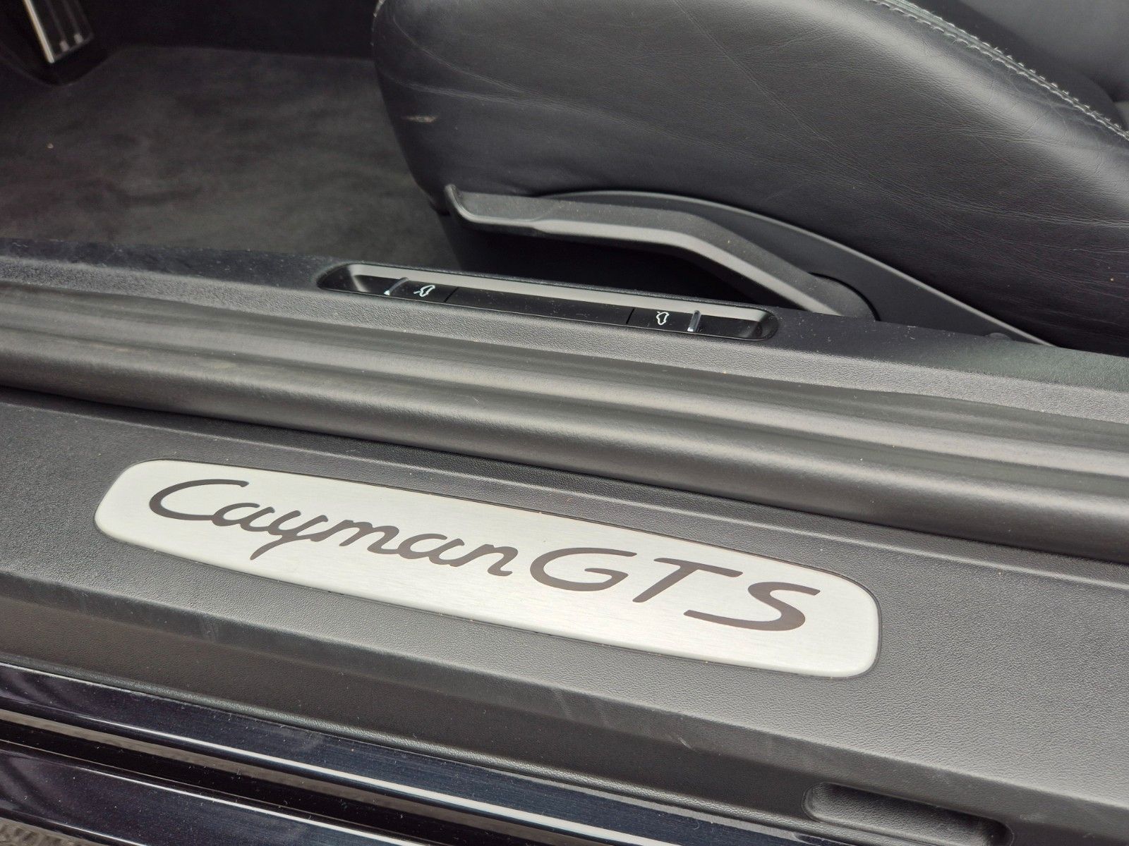 Fahrzeugabbildung Porsche Cayman GTS "All Black"/Approved/Schalter/1A Zust
