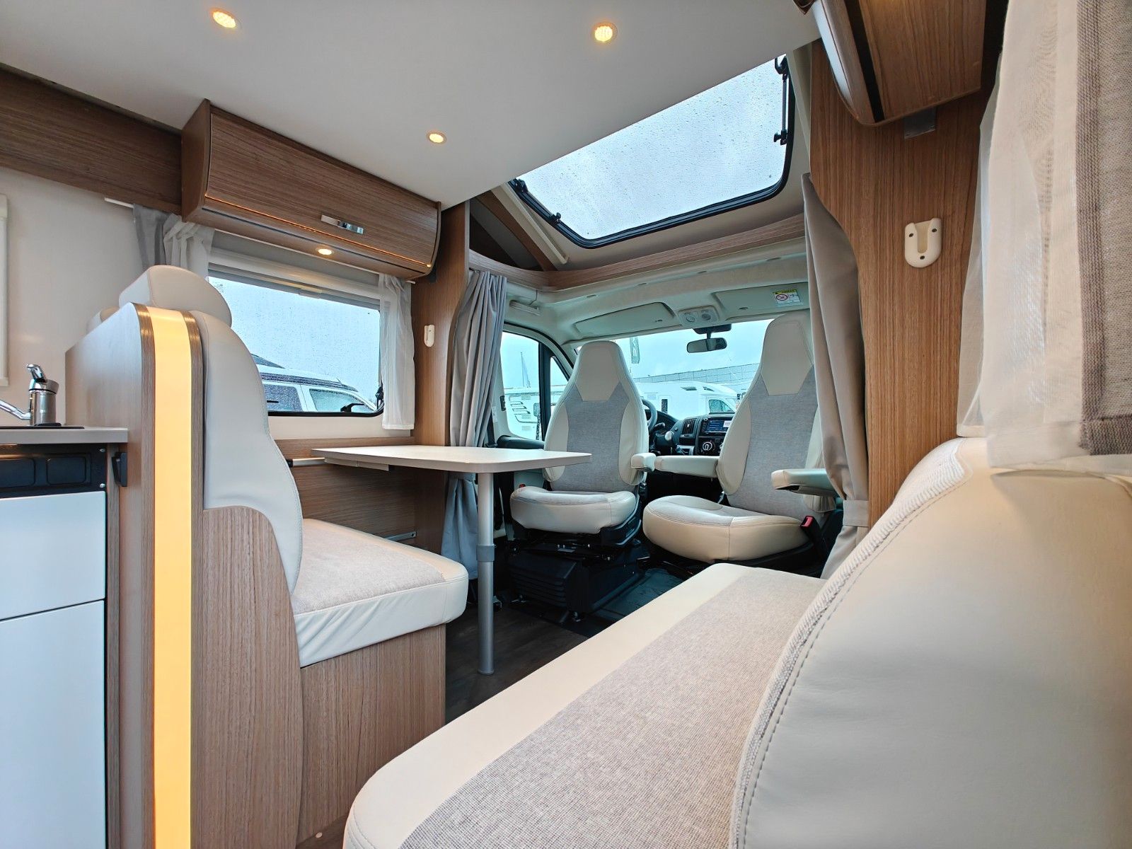 Fahrzeugabbildung Carado T-348 - Automatik, SAT, TV, 2x Solar, Hubbett -