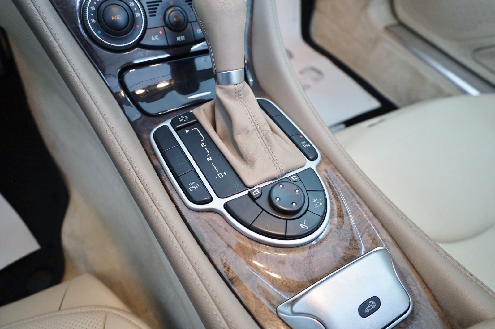 Fahrzeugabbildung Mercedes-Benz SL 350 Leder,Navi,Xenon,SH+Belüftung,PDC