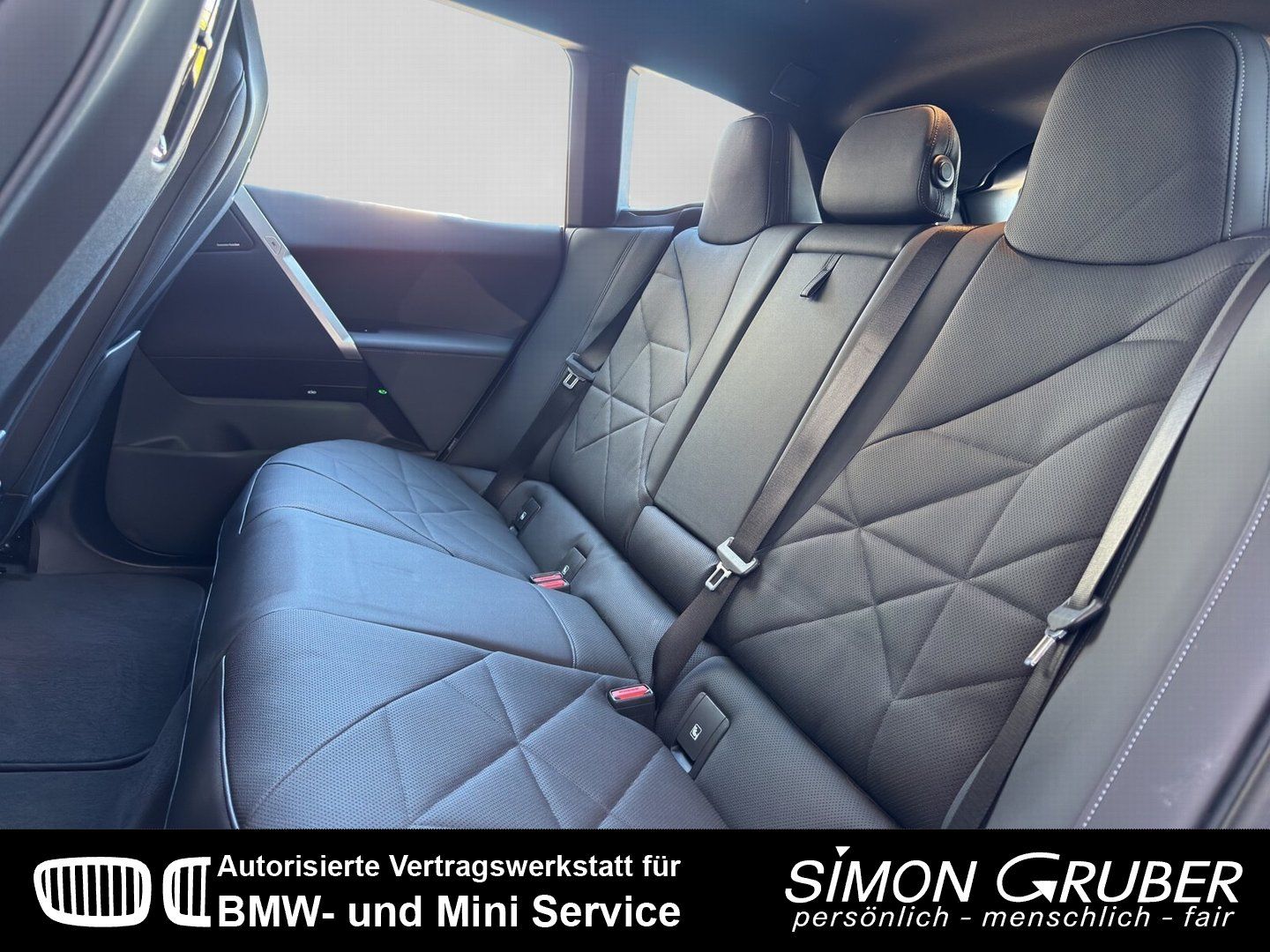 Fahrzeugabbildung BMW iX xDrive50 Sport PanoSky H&K HUD Laser AHK