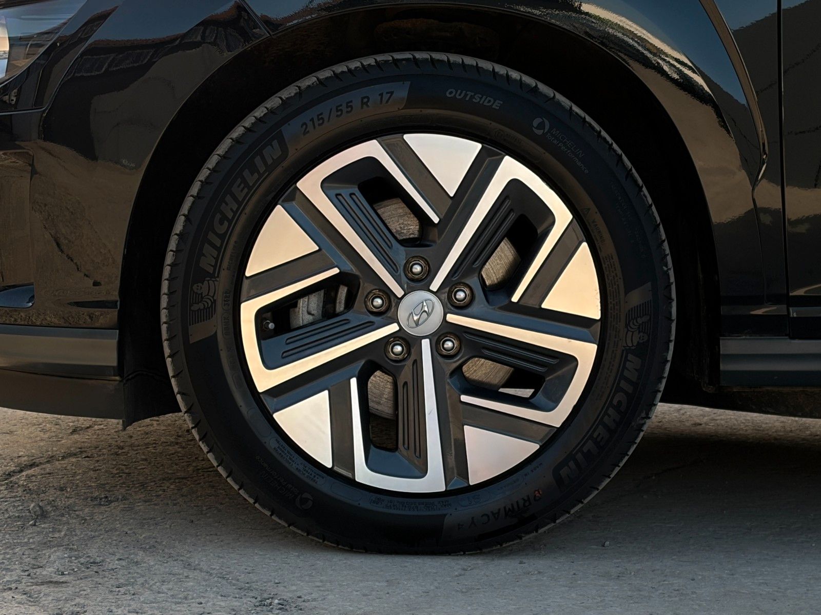 Fahrzeugabbildung Hyundai KONA E Select ACC PDC LFA LKA SHZ LHZ CarPlay