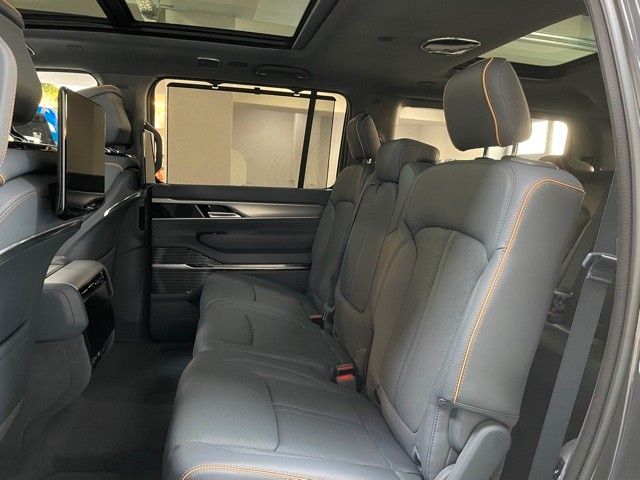 Fahrzeugabbildung Jeep GRAND WAGONEER 6.4L V-8 LPG NIGHT VIEW 1. HAND