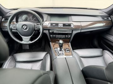 BMW 750 - 10
