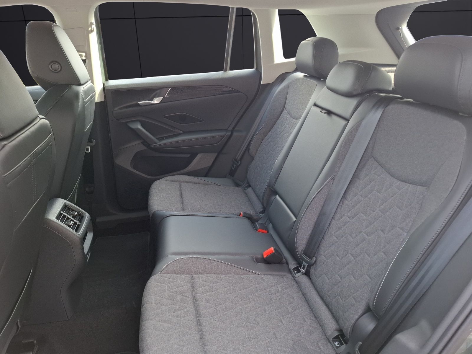 Fahrzeugabbildung Volkswagen Tiguan eTSI Life DSG Standhzg. LED AHK Navi AID