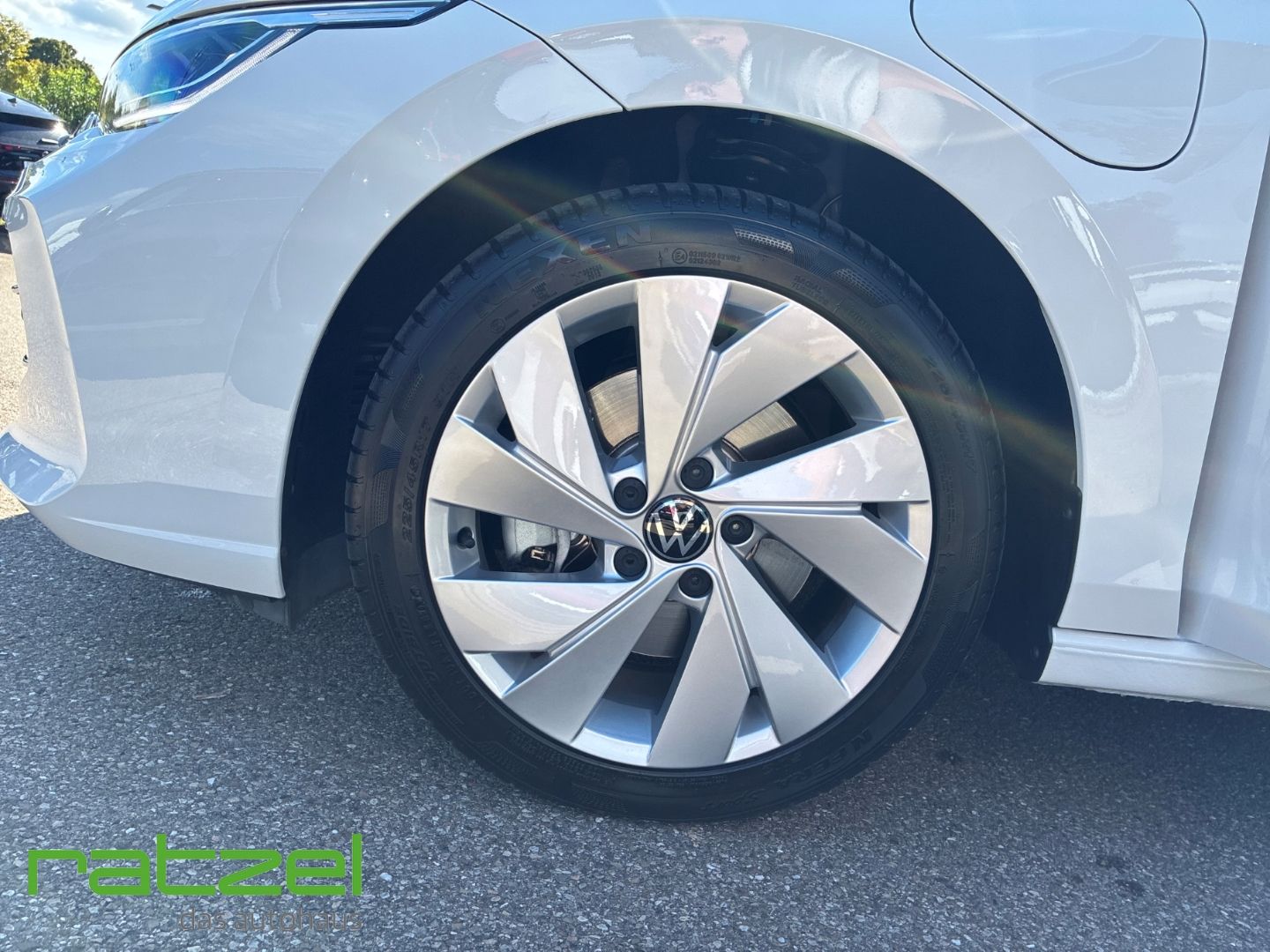 Fahrzeugabbildung Volkswagen Golf 1.5 TSI eHybrid Energy DSG Navi Kamera AHK