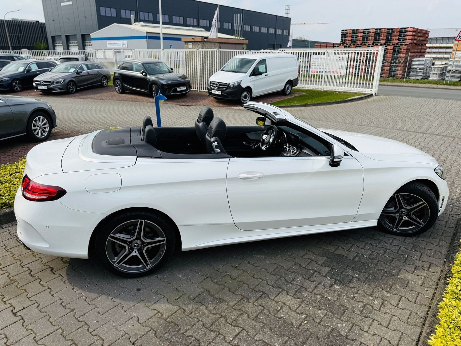 Fahrzeugabbildung Mercedes-Benz C 200 CABRIO AMG, Autom., Multibeam, RFK, Tot, N