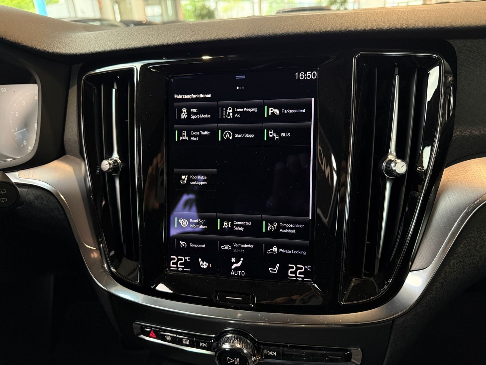 Fahrzeugabbildung Volvo V60 Kombi Momentum Pro ACC BLIS LED