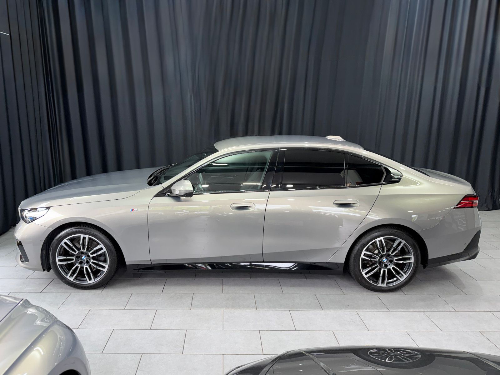 Fahrzeugabbildung BMW 520i M SPORT|H&K|360°|INDIVIDUAL|GESTIK|SHADOW