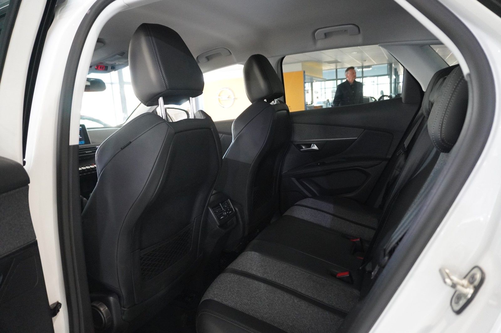 Fahrzeugabbildung Peugeot 3008 1.5D ALLURE NAVI/LED/KAMERA/VIRU./SHZ/AHK