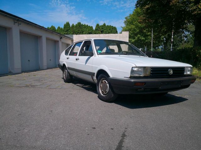 Volkswagen VW Passat 32B Limo weiß 1,8l Benzin Oldtim...