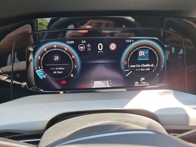 Fahrzeugabbildung Volkswagen Golf 1,5 TSI LIFE PANO SHZ TRAVEL-ASSIST LED DAB