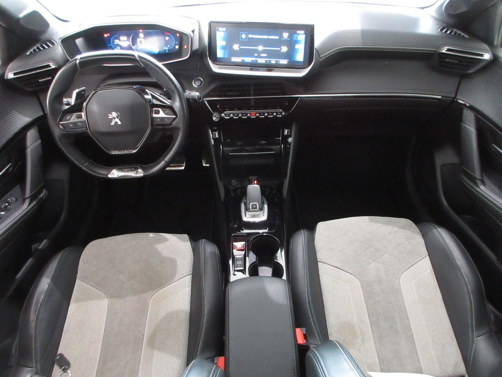 Fahrzeugabbildung Peugeot 208 GT Pack LED/NAVI/SHZ/PANO/HEADUP/PDC/17"