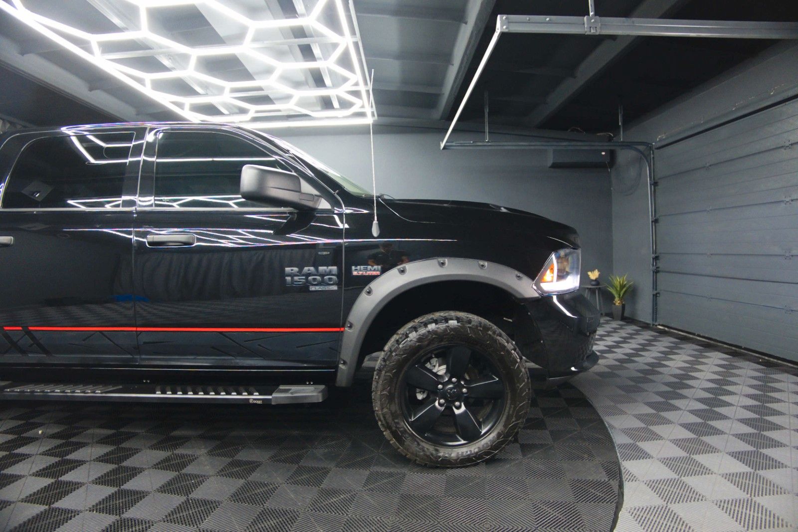 Fahrzeugabbildung Dodge RAM 5.7 V8 HEMI 4x4 OFFROAD Night-Paket *LED*AHK