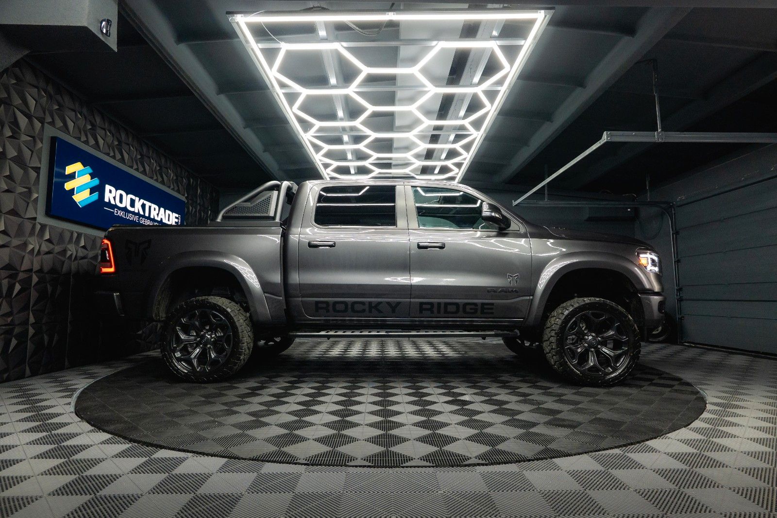 Fahrzeugabbildung Dodge RAM 5.7 V8 HEMI 4x4 ROCKY RIDGE OFFROAD Pano 19%