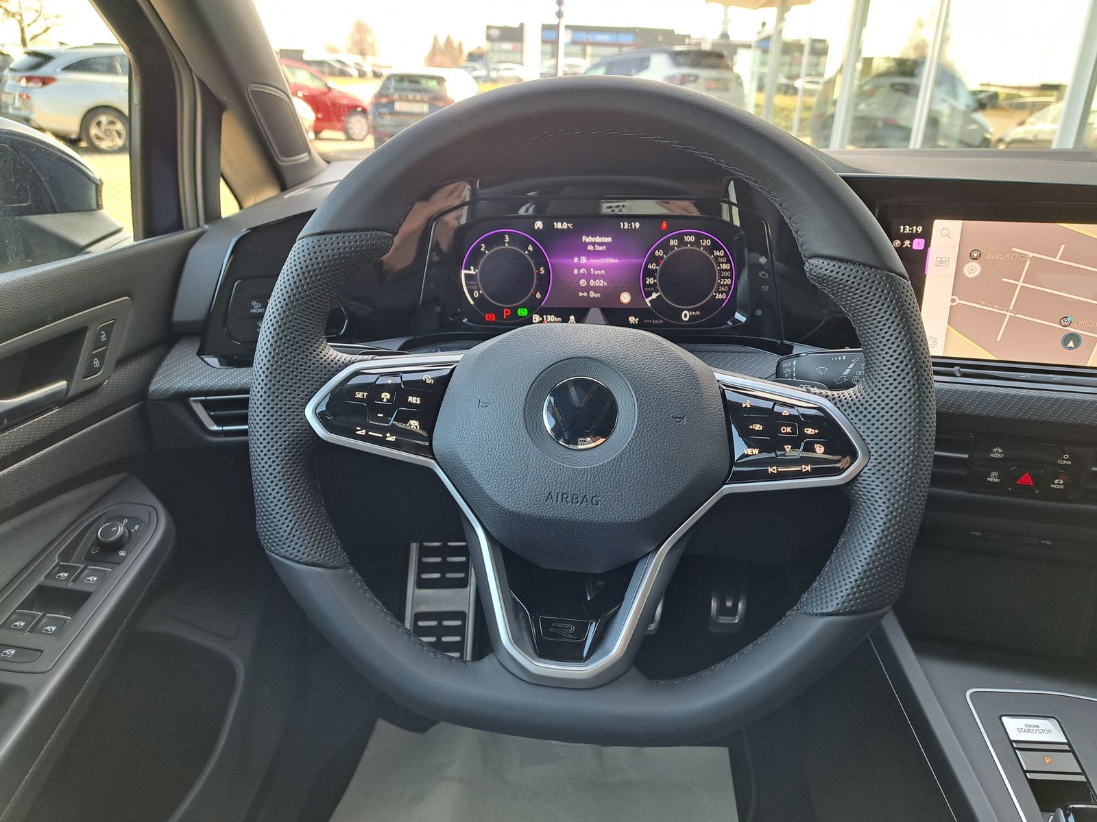 Fahrzeugabbildung Volkswagen Golf VIII 2.0 TDI DSG R-LINE MATRIX-LED NAVI ACC