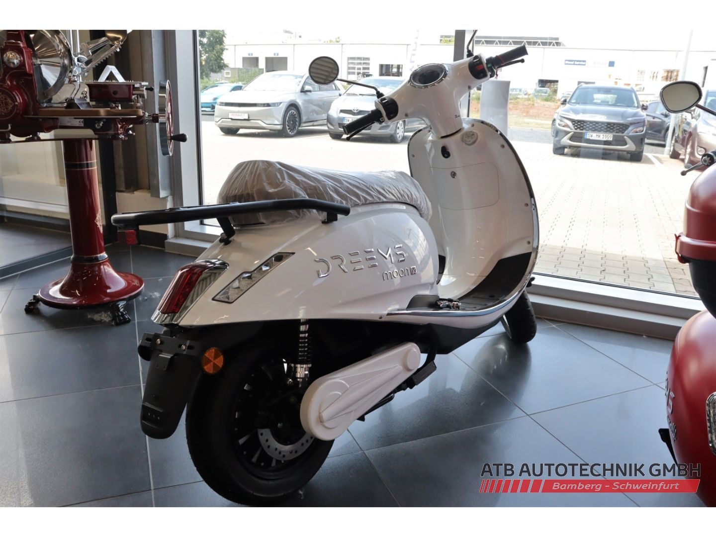 Fahrzeugabbildung DREEMS Moon X 90 km/h inkl. Topcase zzgl. Überführungsk