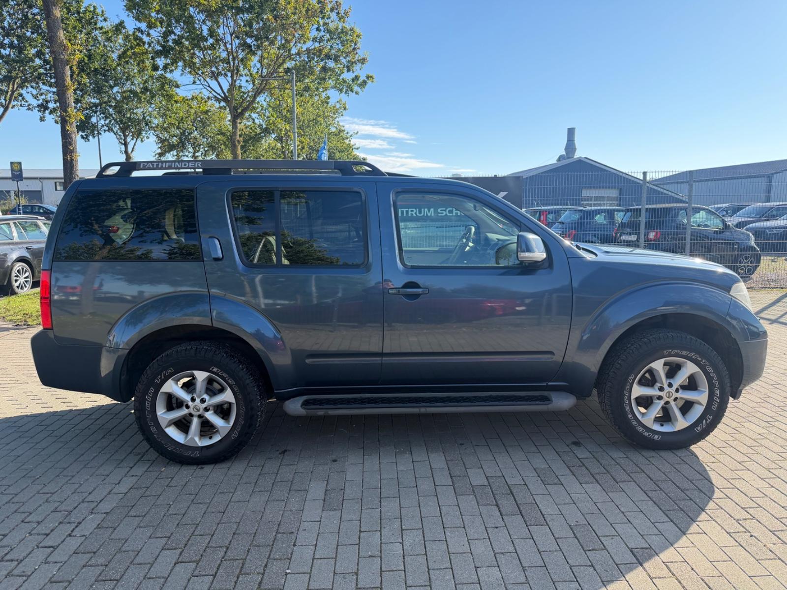Nissan Pathfinder LE 2.5 dCi 171 ch BVA 4x4 / 7 places / 1ère main / Toit ouvrant / Cuir / Caméra de recul