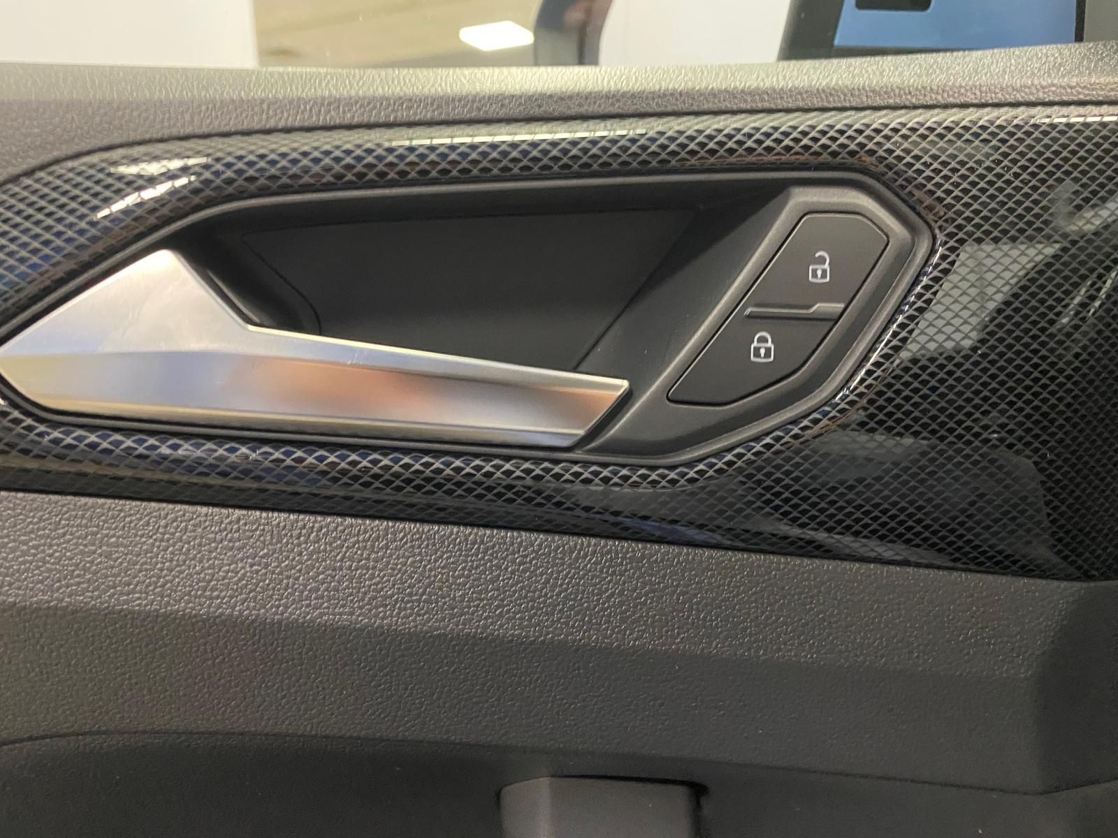 Fahrzeugabbildung Volkswagen T-Cross 1.0 TSI Life+APP+ACC+TOTWINKEL+KAMERA+++