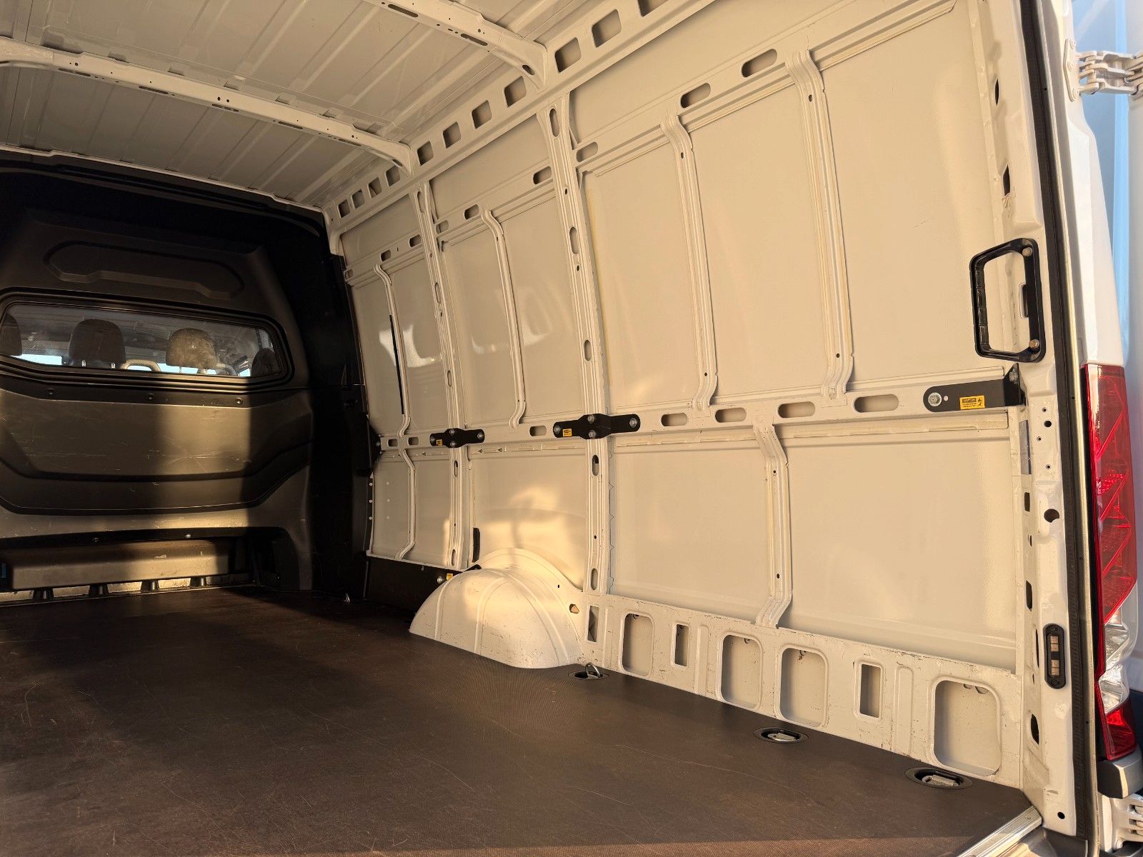 Fahrzeugabbildung Iveco Daily 35S14H CRV , Crewcab, 7-Sitze, Klima