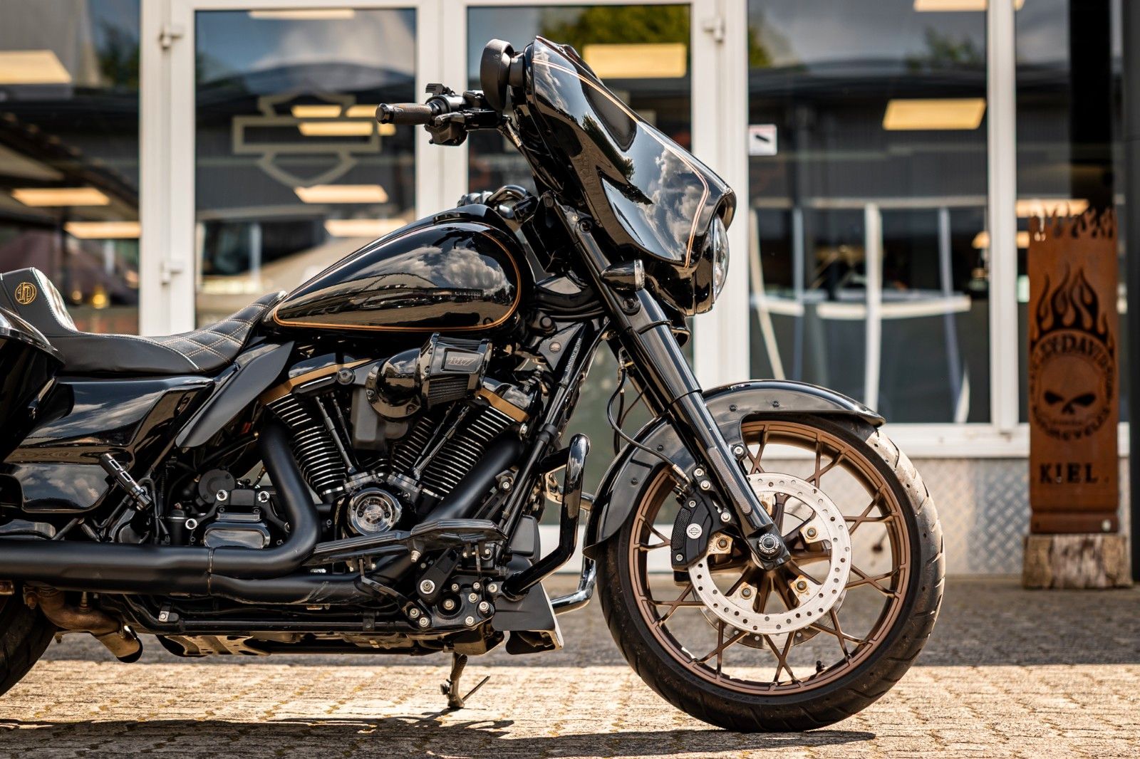 Fahrzeugabbildung Harley-Davidson FLHXST STREET GLIDE ST 117-JEKILL & HYDE- Öhlins