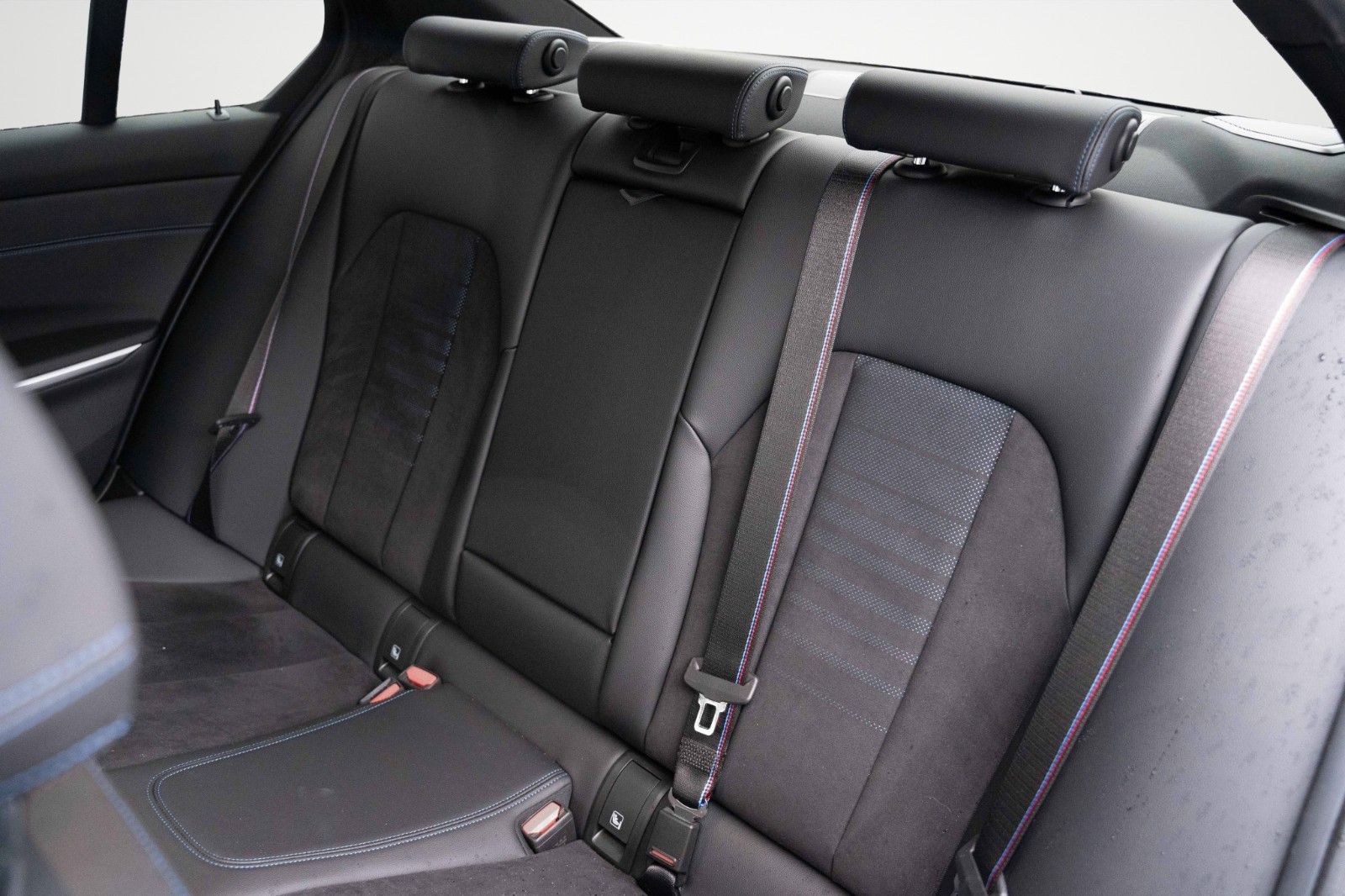 Fahrzeugabbildung BMW 330i M SPORT CARBON H&K LED PANO 19" PERFORMANCE