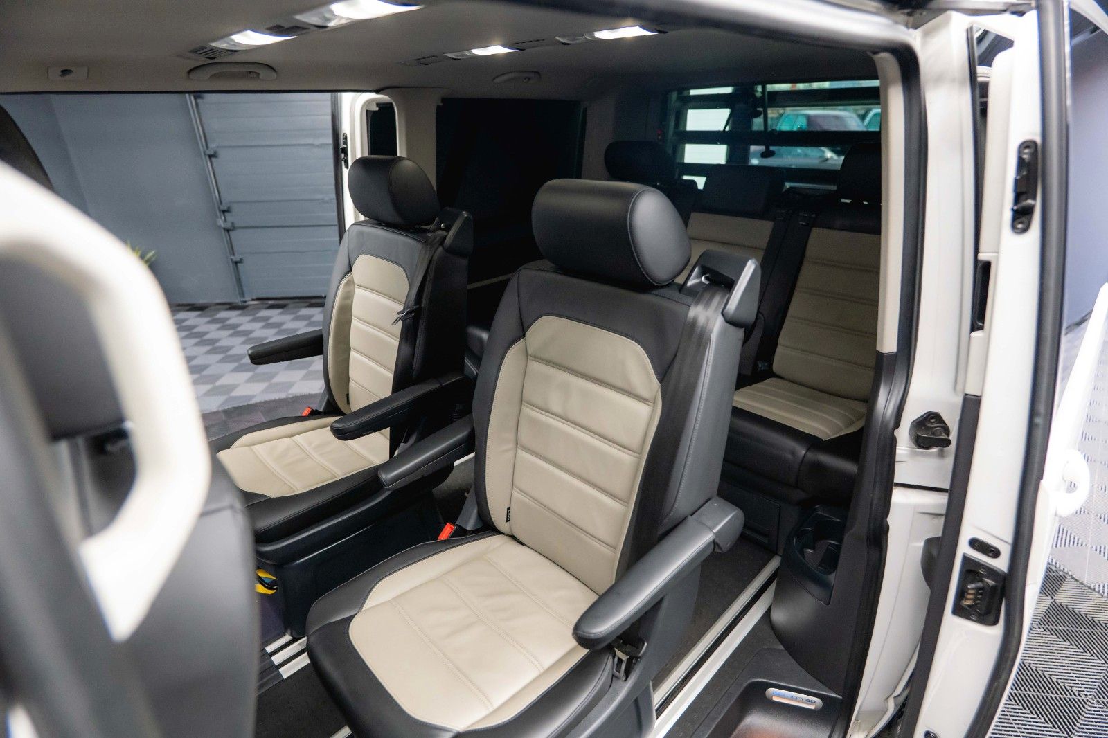 Fahrzeugabbildung Volkswagen T6 Multivan 2.0TDI DSG Edition 30 4Motion ACC