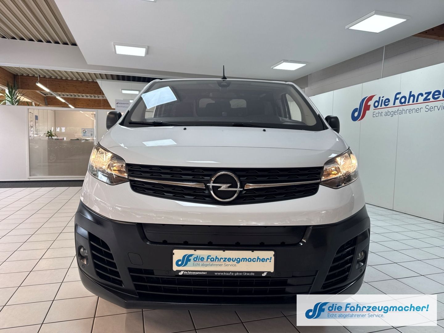 Fahrzeugabbildung Opel Vivaro Kasten -e Elegance L 75 kWh HUD Navi Appl
