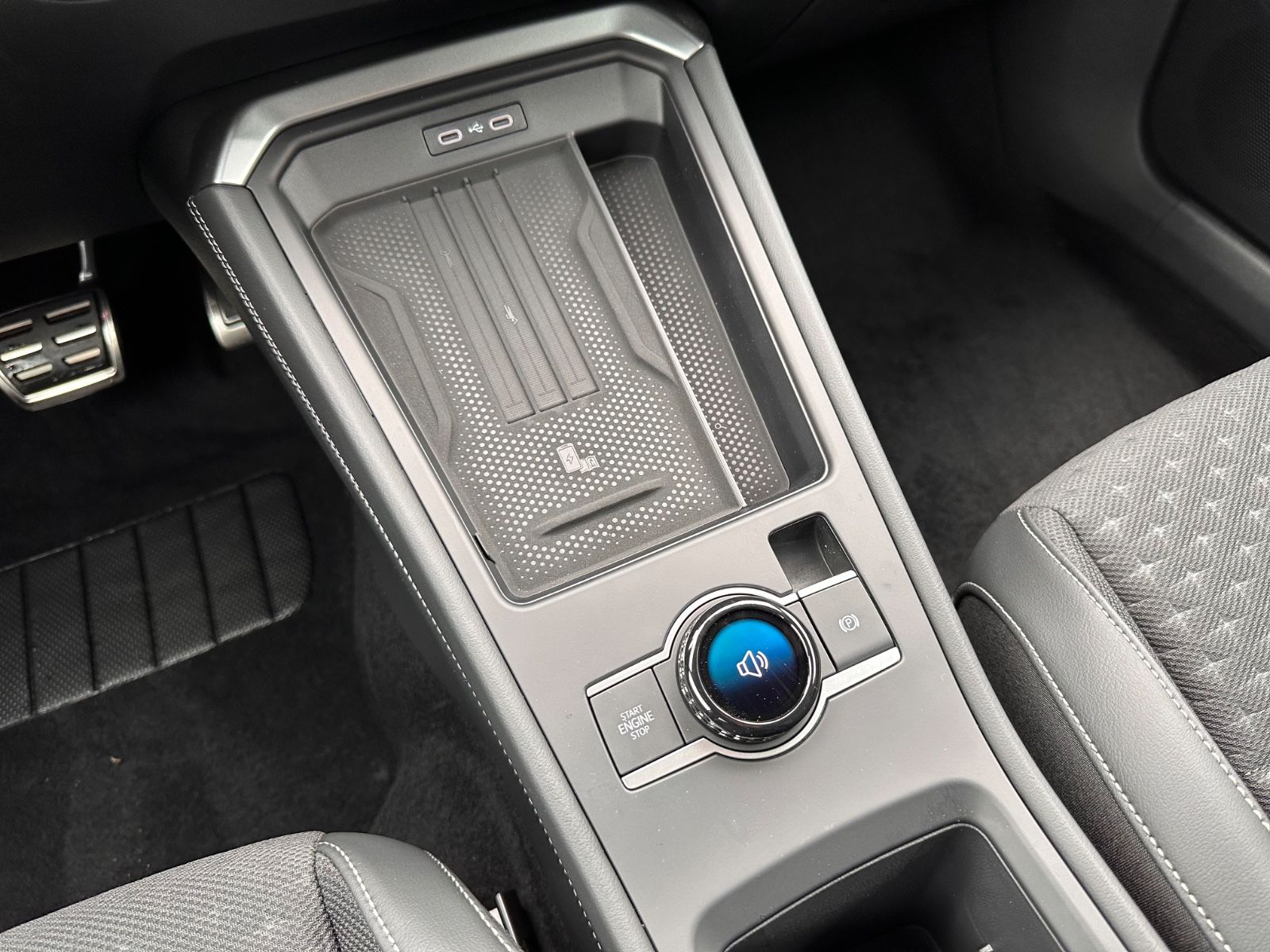 Fahrzeugabbildung Volkswagen T-Roc R Line 1.5 eTSI DSG APP/ACC/AHK/LED/eHeck