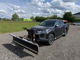 Mitsubishi L200 Doppelkabine 4WD Schneeräumer und Salzstreu