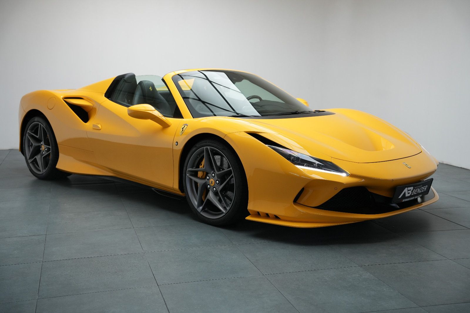 Fahrzeugabbildung Ferrari F8 Spider Giallo Modena *Lift*Carbon*Kamera*